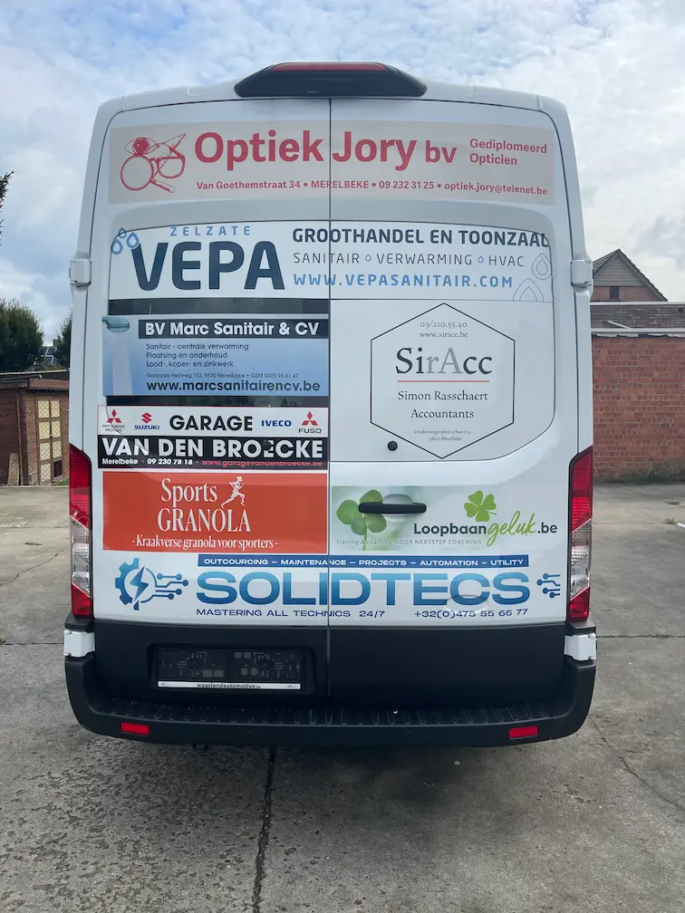 Achterkant van een bestelwagen met het logo van Solidtecs